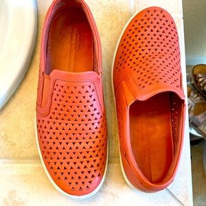 Ecco orange perforated leather shoe with removable support and elastic gussets